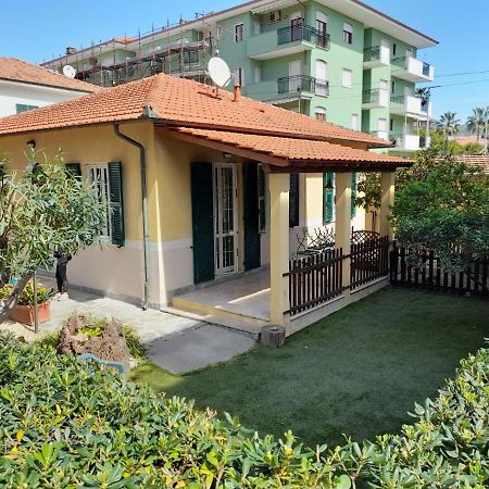 Villa La Casetta Con Giardino A 30 M Dal Mare San Bartolomeo Al Mare Bagian luar foto