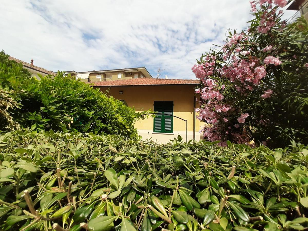 Villa La Casetta Con Giardino A 30 M Dal Mare San Bartolomeo Al Mare Bagian luar foto