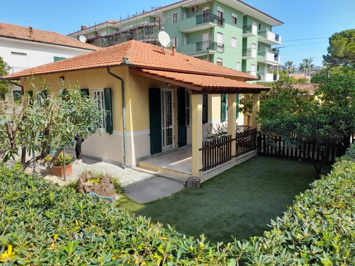 Villa La Casetta Con Giardino A 30 M Dal Mare San Bartolomeo Al Mare Bagian luar foto