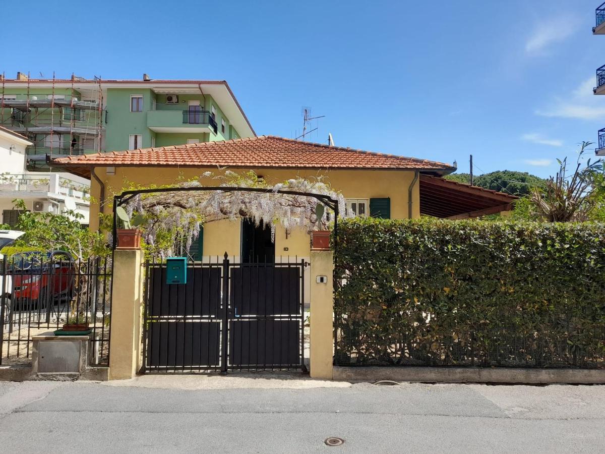 Villa La Casetta Con Giardino A 30 M Dal Mare San Bartolomeo Al Mare Bagian luar foto